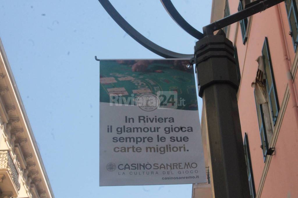 Riviera24 - fiches, bandiere, carte del Casinò in corso Matteotti