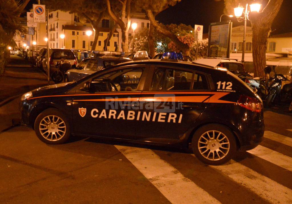 riviera24 - polizia carabinieri piazza bresca sanremo notturna