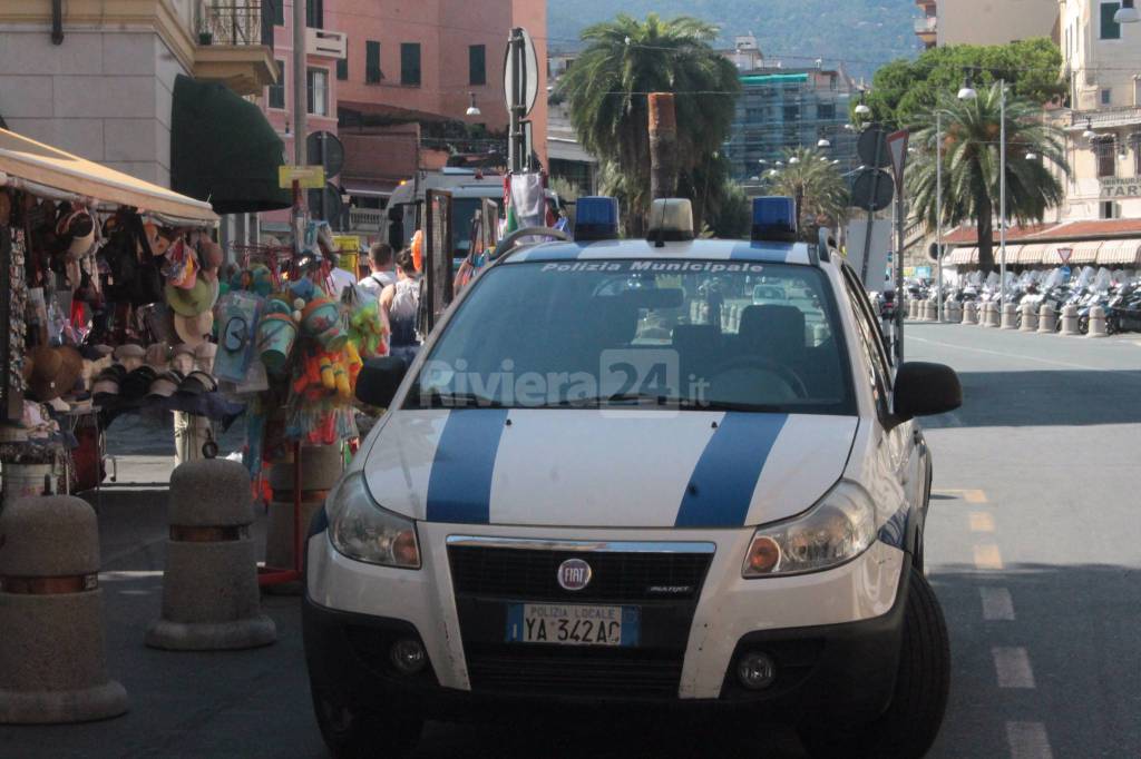 Riviera24 - Sanremo, contorlli polizia e carabinieri contro abusivismo