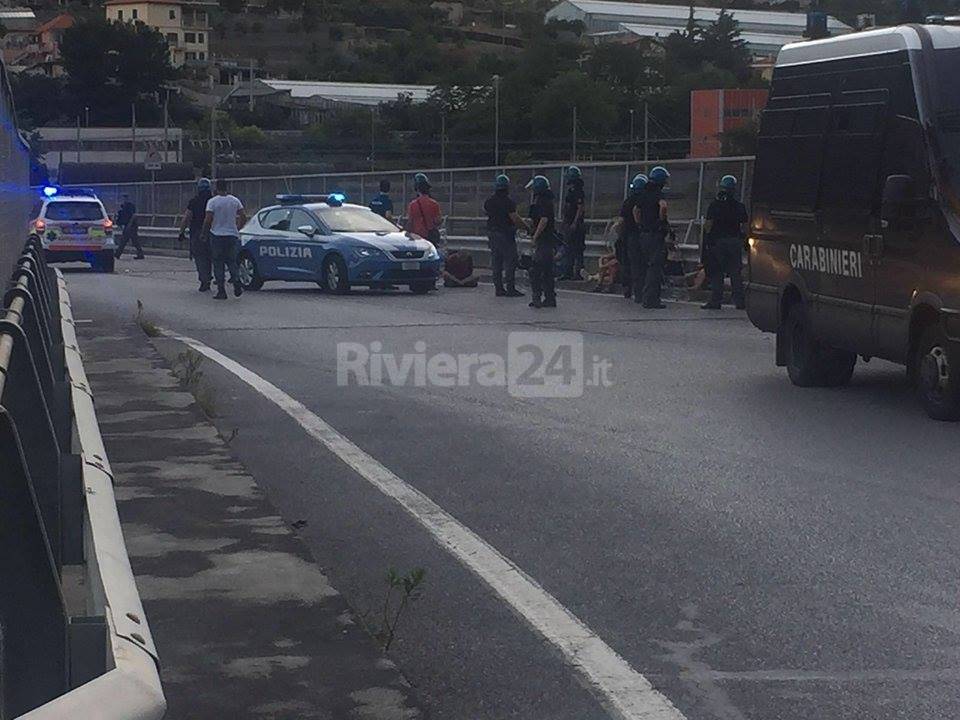 Riviera24 - Ventimiglia, Parco Roja, scontri polizia e no borders