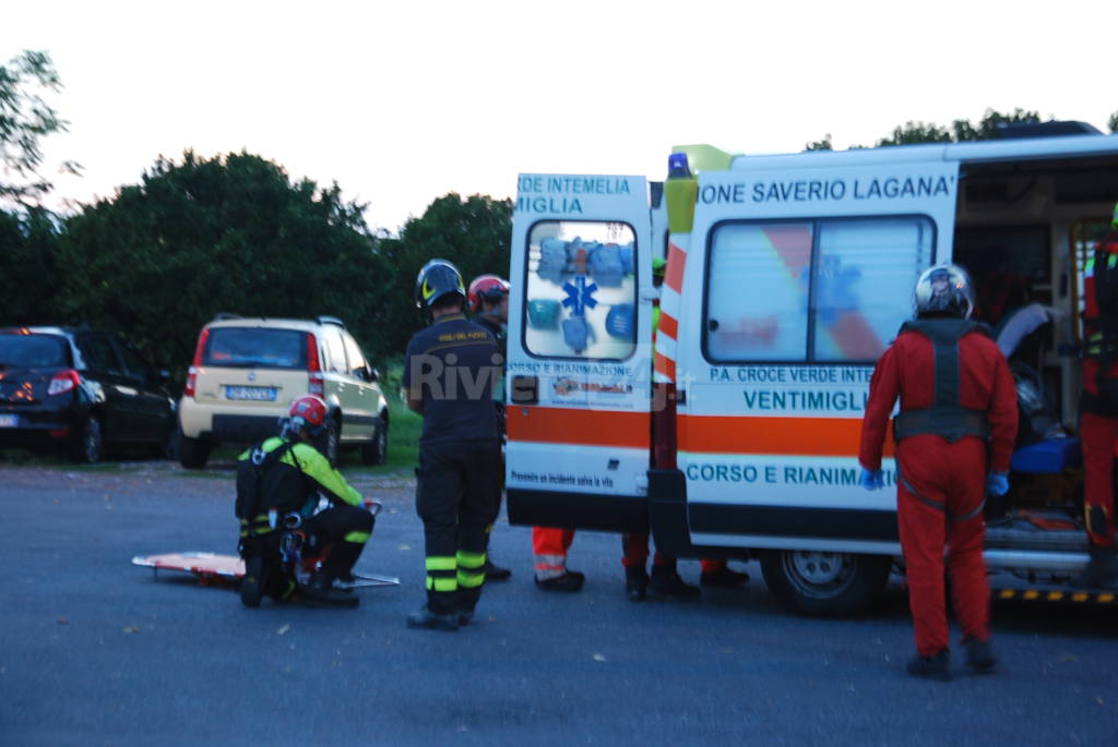 Ciclista travolto da camion