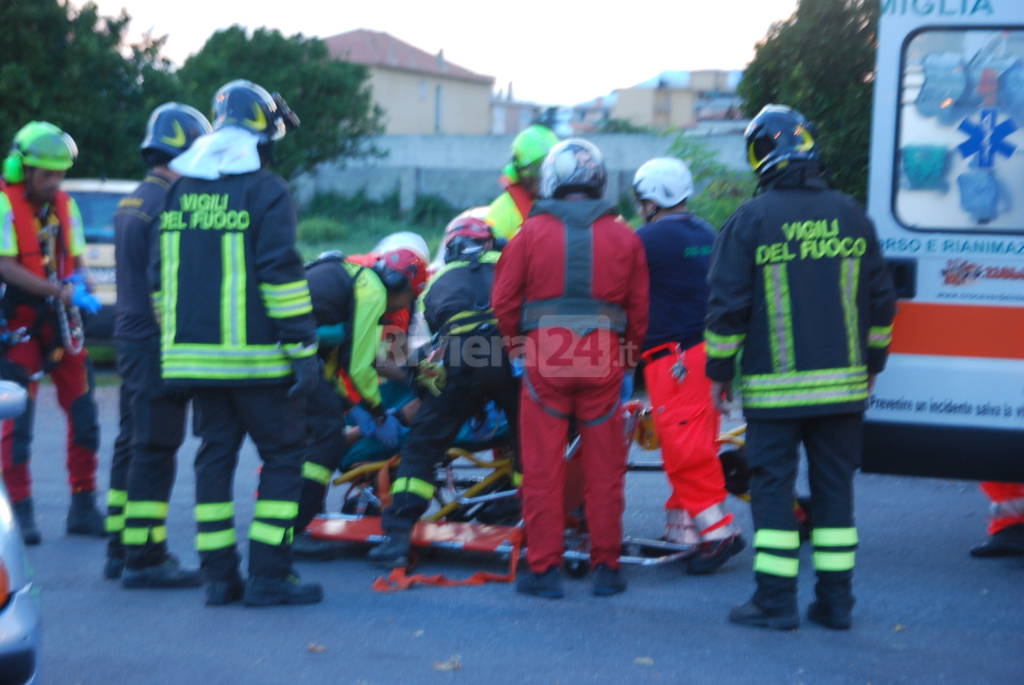 Ciclista travolto da camion