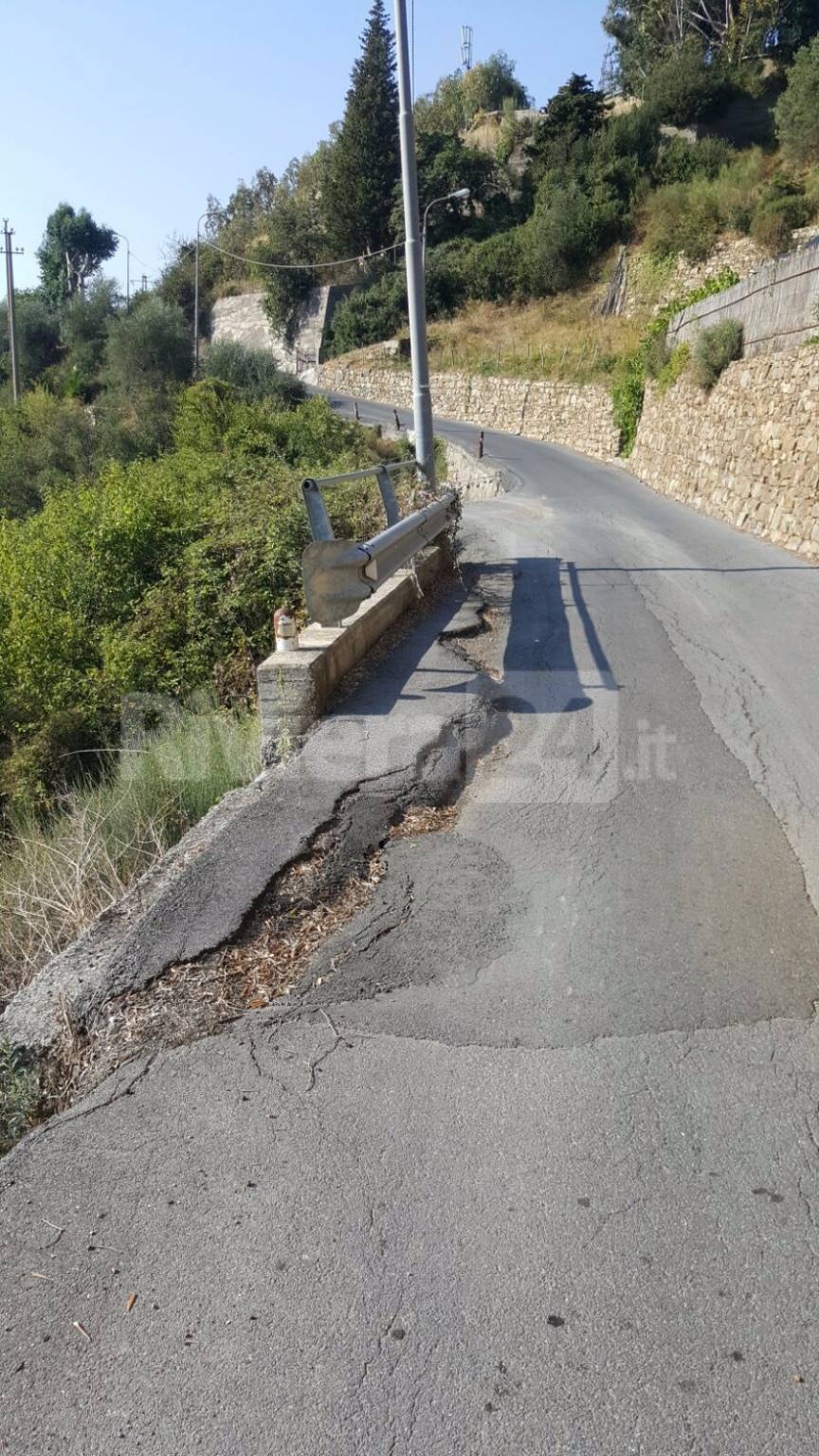 riviera 24 - sanremo Strada carrozzabile San Pietro piena di buche e senza protezione a valle