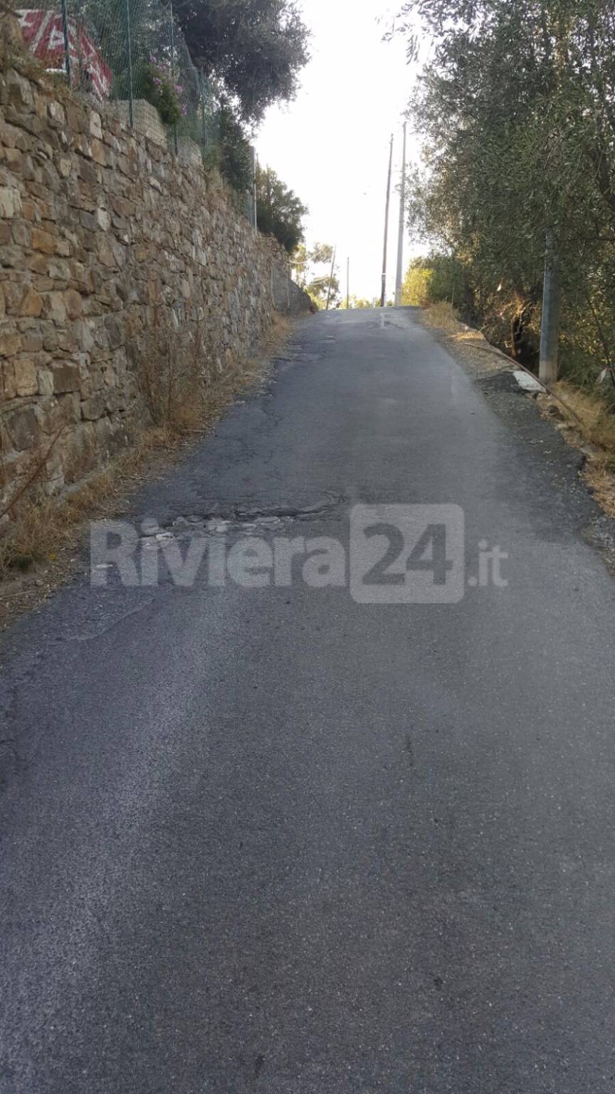 riviera 24 - sanremo Strada carrozzabile San Pietro piena di buche e senza protezione a valle