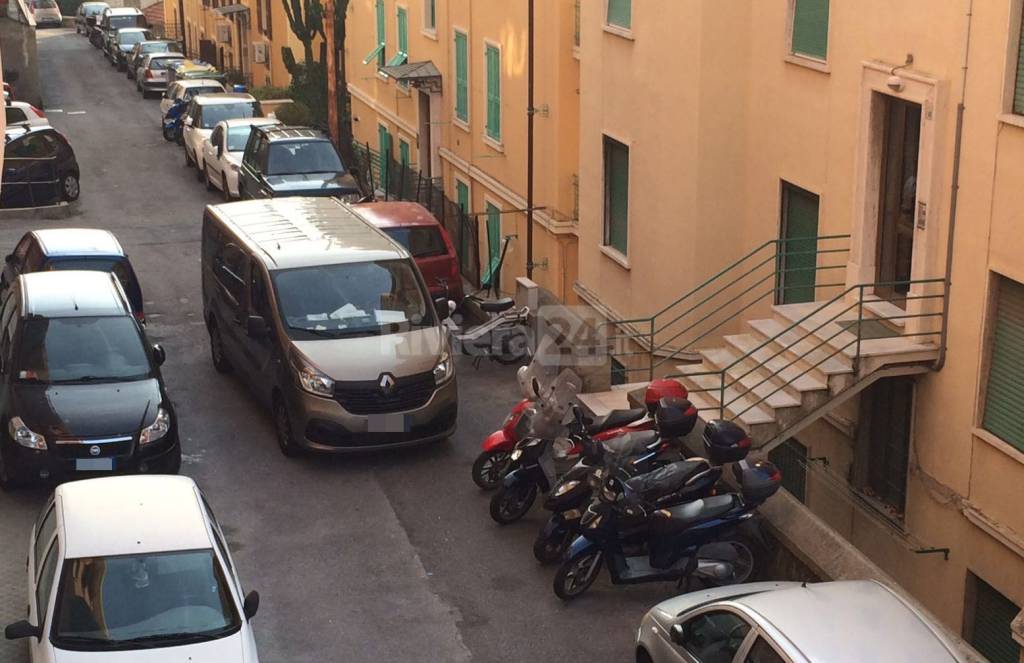 riviera24 - Sanremo, lascia il furgone in mezzo alla strada: via Val del Ponte 