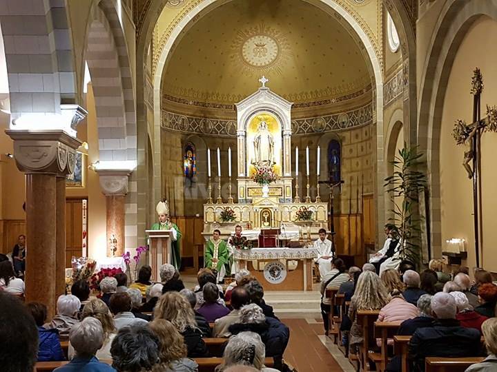 riviera24 - La reliquia di Santa Rita da Cascia esposta a Sanremo: fedeli in preghiera insieme al vescovo Suetta