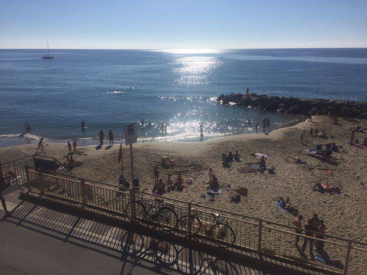 riviera24 - Ponte di Ognissanti, boom di turisti in spiaggia in Riviera