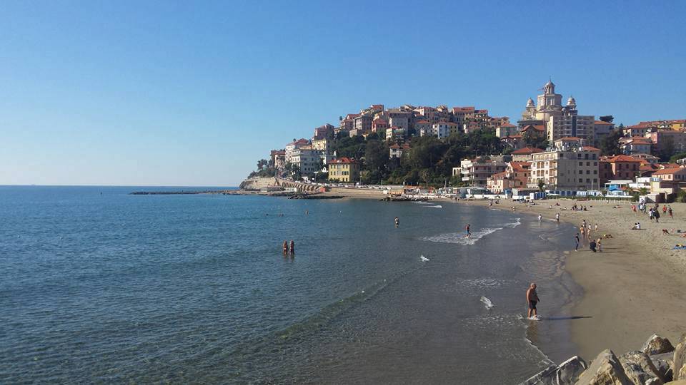 riviera24 - Ponte di Ognissanti, boom di turisti in spiaggia in Riviera