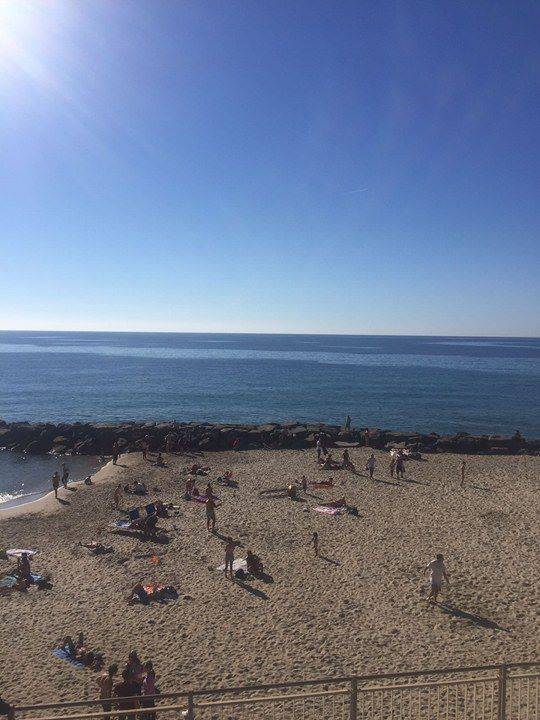 riviera24 - Ponte di Ognissanti, boom di turisti in spiaggia in Riviera