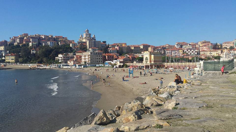 riviera24 - Ponte di Ognissanti, boom di turisti in spiaggia in Riviera