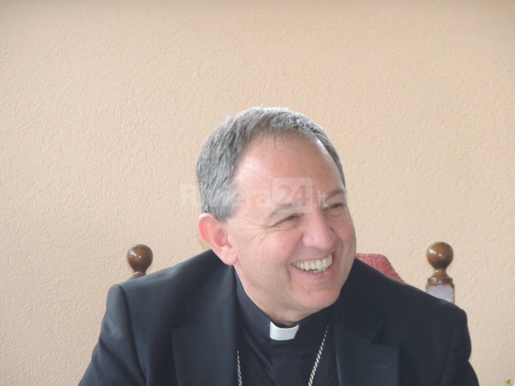 riviera24 - vescovo suetta in visita al comune di taggia 