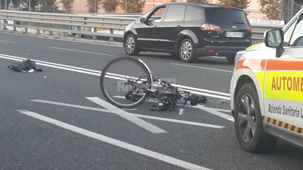 Scontro tra una bicicletta e uno scooter, in due all'ospedale