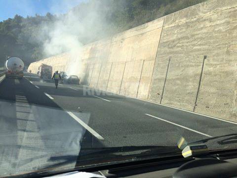 Auto in fiamme su A10