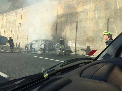 Auto in fiamme su A10