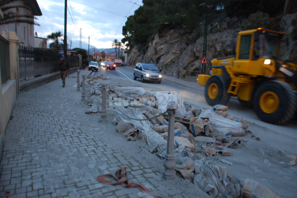 Bordighera cemento cade da camion