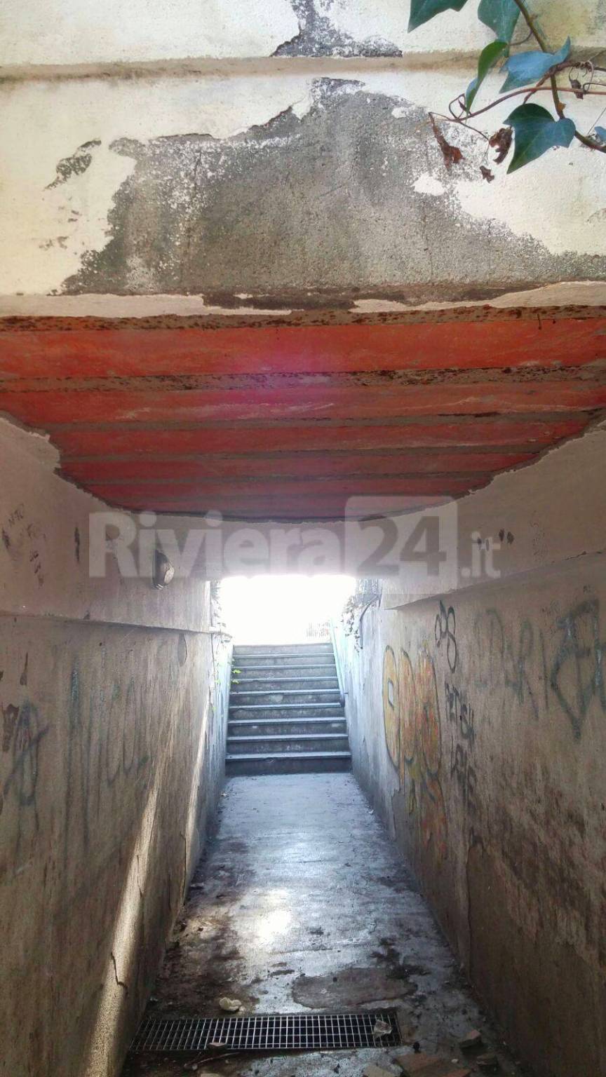 riviera24 - Sanremo, crolla il soffitto di un passaggio sotto la ciclabile