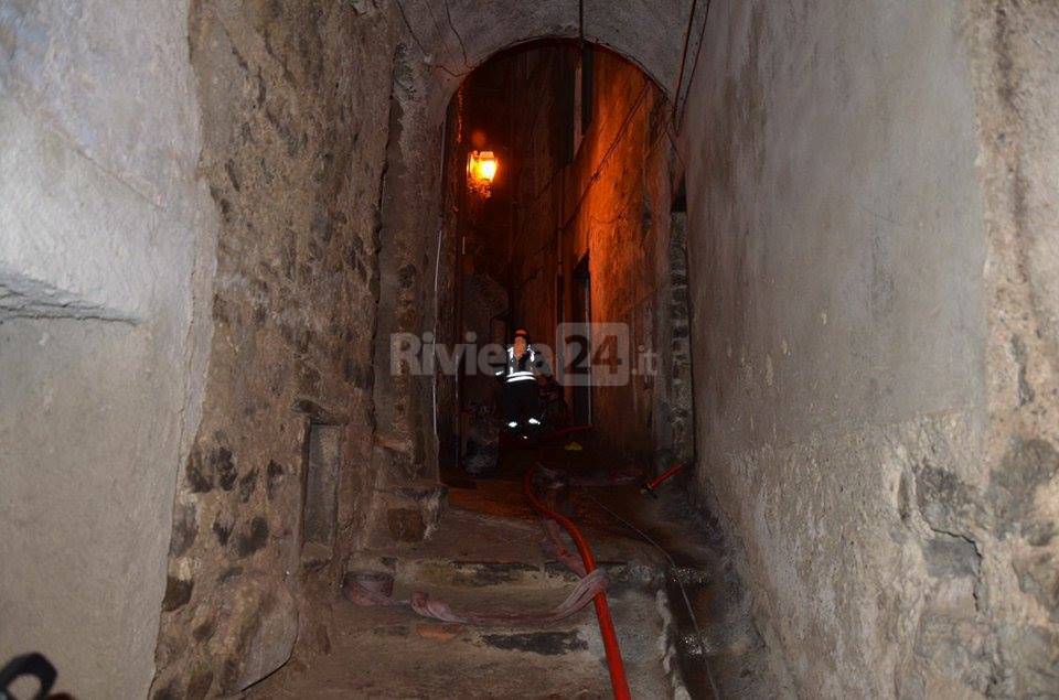 esplode bombona in casa a pigna