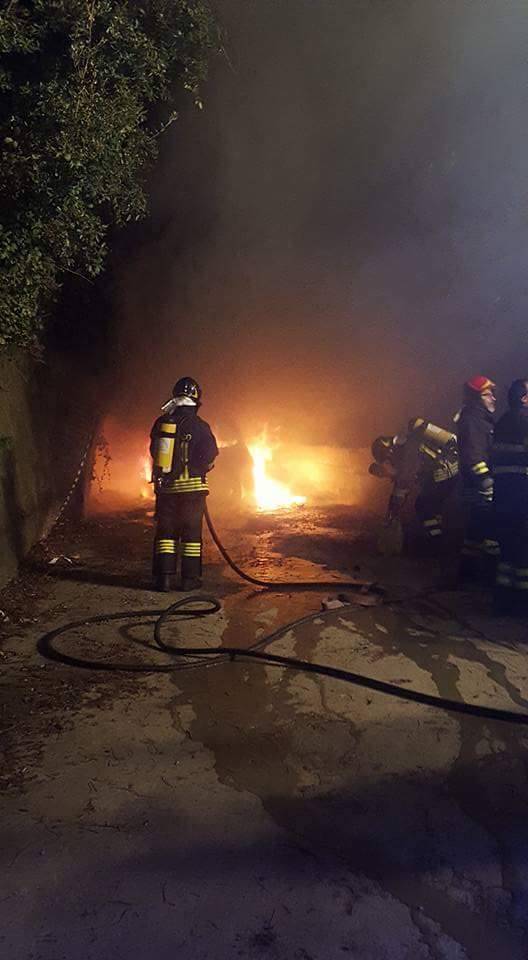 riviera24 - incendio varase vigili fuoco notturna