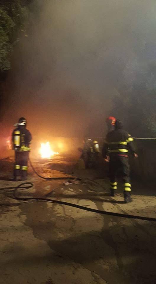 riviera24 - incendio varase vigili fuoco notturna