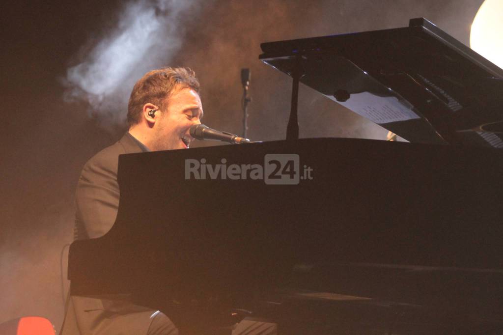 Riviera24 - Raphael Gualazzi all'Ariston di Sanremo