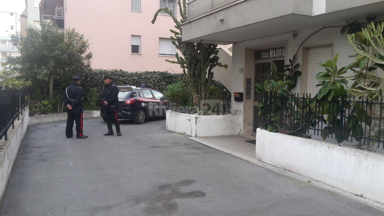 riviera24 - Ventimiglia, donna di 70 anni si lancia dal quinto piano e muore sul colpo