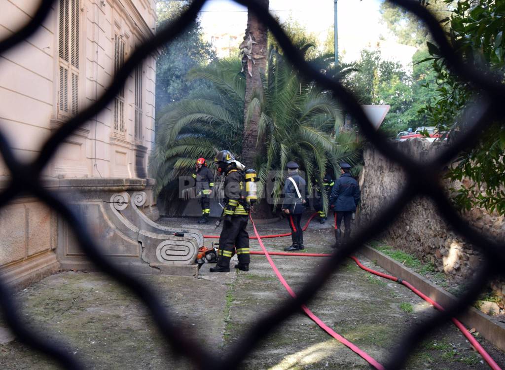 A fuoco scantinato a Villa Mercede, vigili del fuoco e carabinieri sul posto