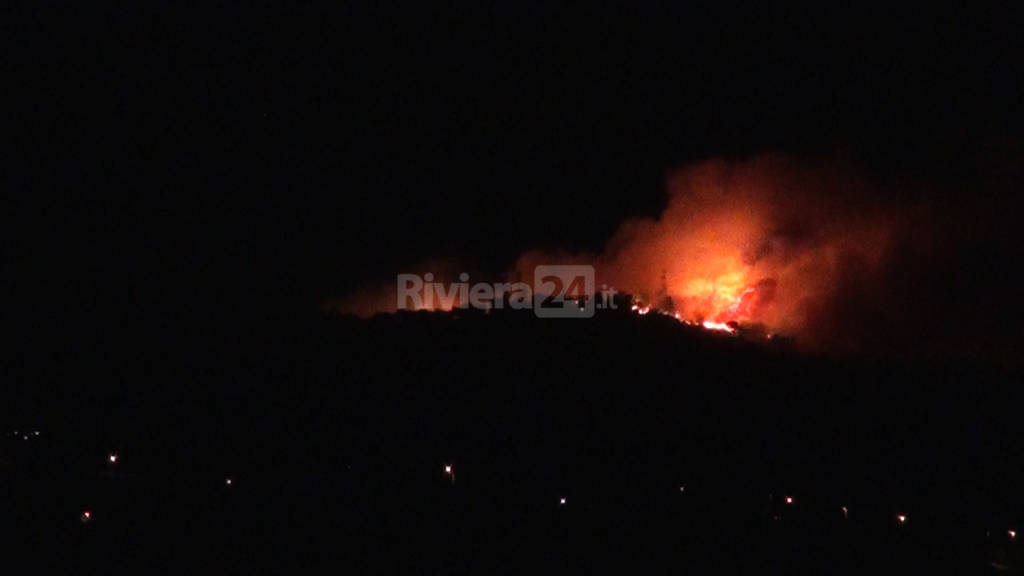 Incendio collina sopra a Cervo