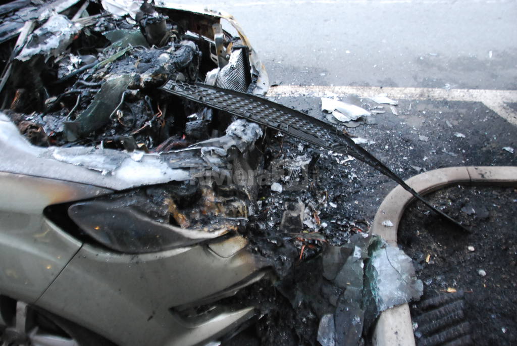 Incendio auto in corso Genova Ventimiglia