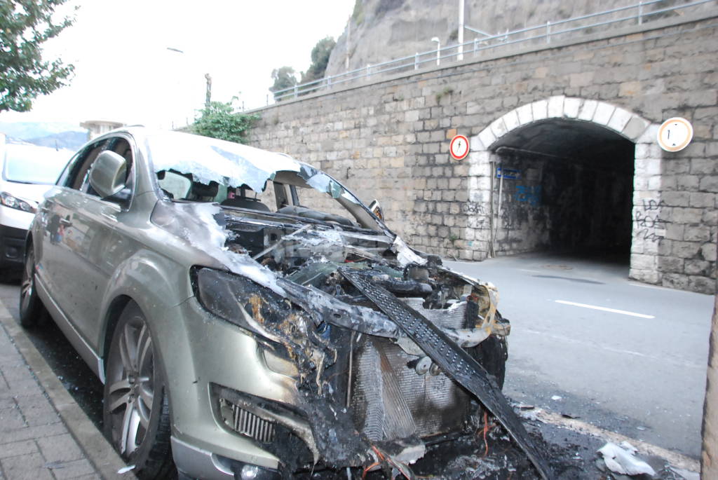 Incendio auto in corso Genova Ventimiglia