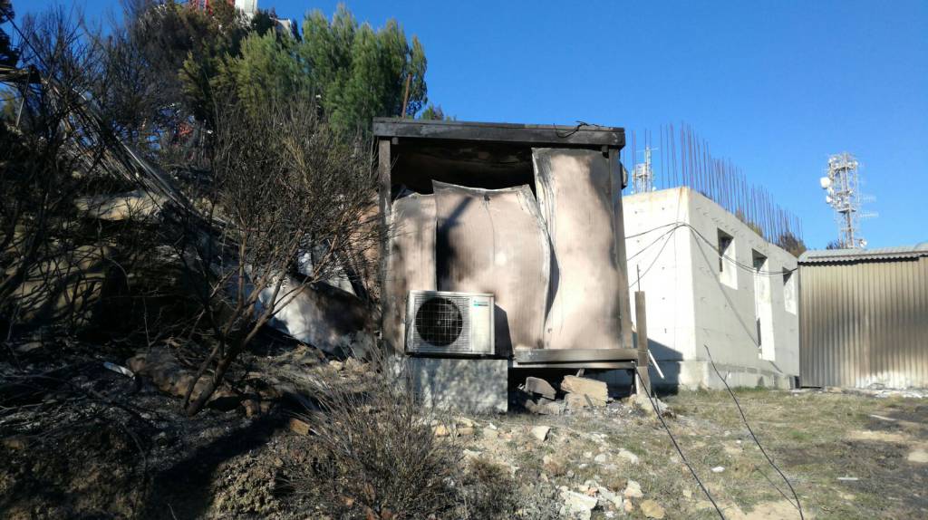 riviera24 - Cervo, incendio boschivo danneggia le apparecchiature della UNO Communications