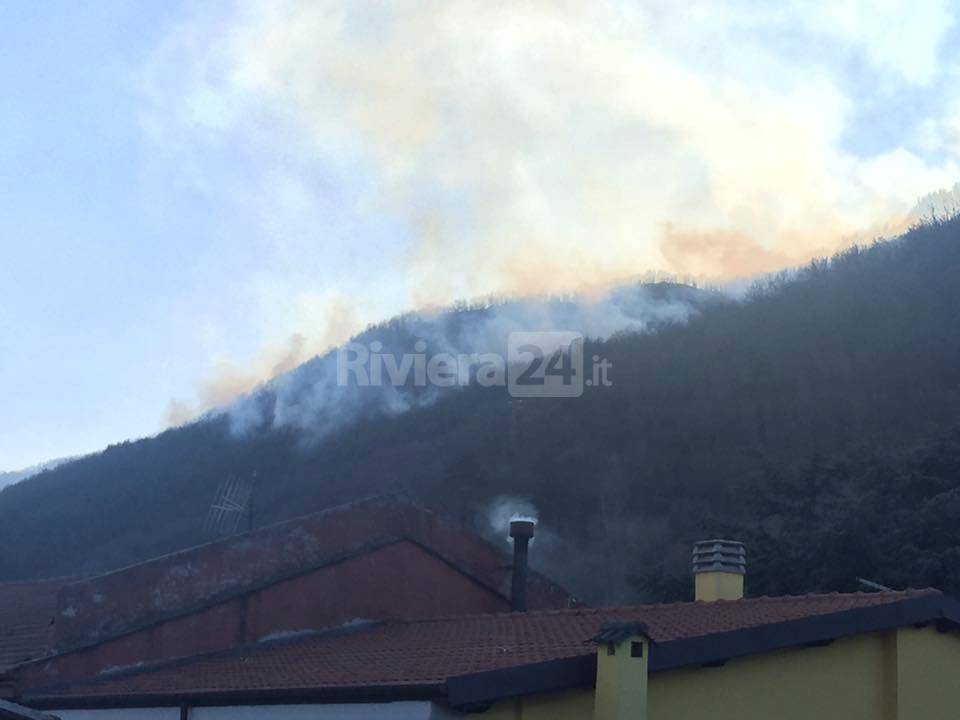 riviera24 - Incendio in valle Arroscia