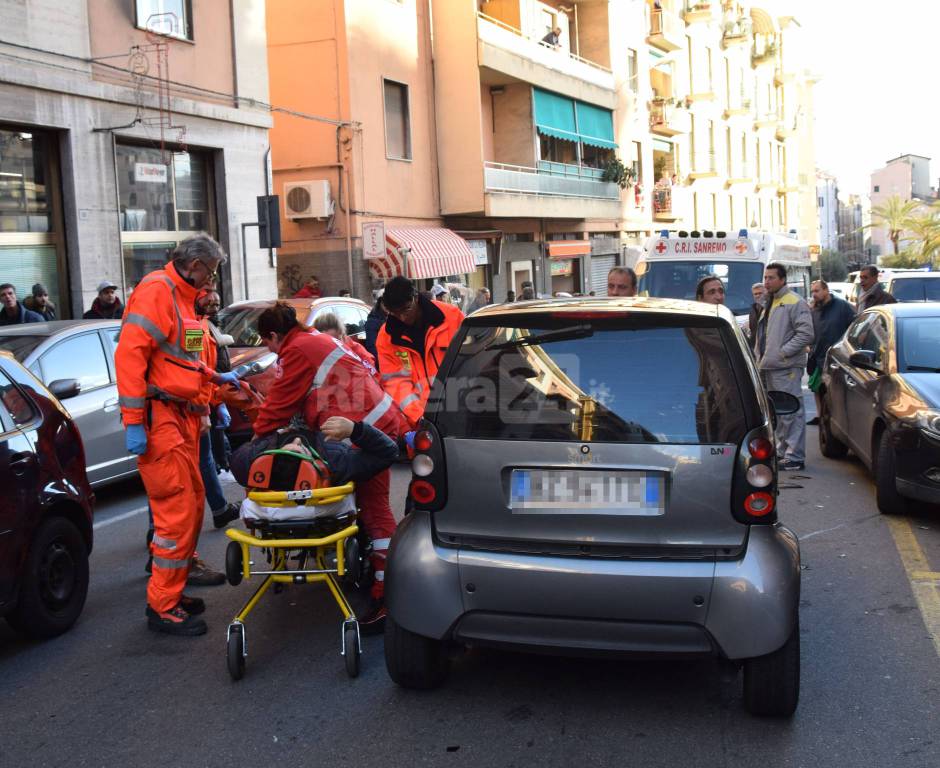 riviera24 - Sanremo, tremendo frontale auto-scooter 118 soccorsi