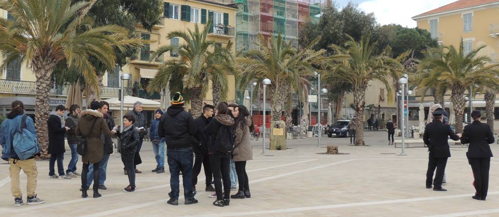 riviera24 - studenti in piazza ad arma di taggia per parlare di edilizia scolastica