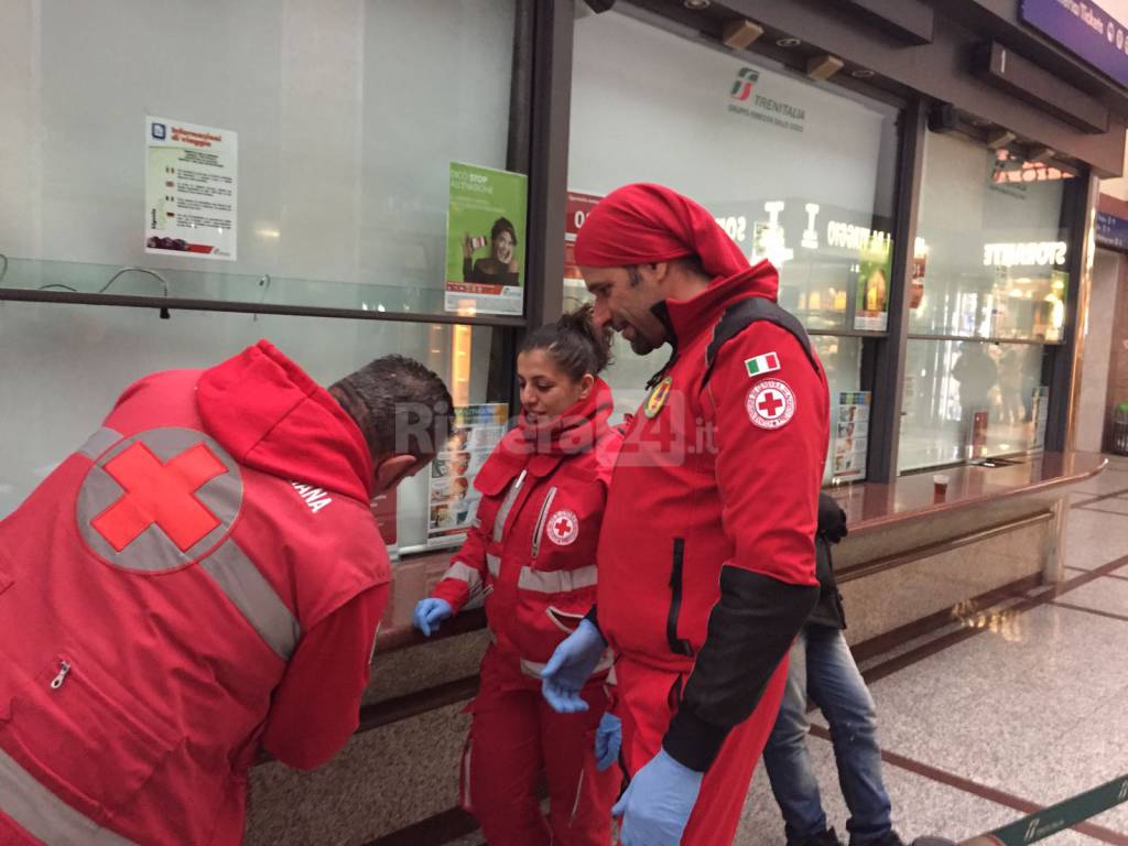 riviera24 - Volontari CRI distribuiscono bevande calde ai senzatetto