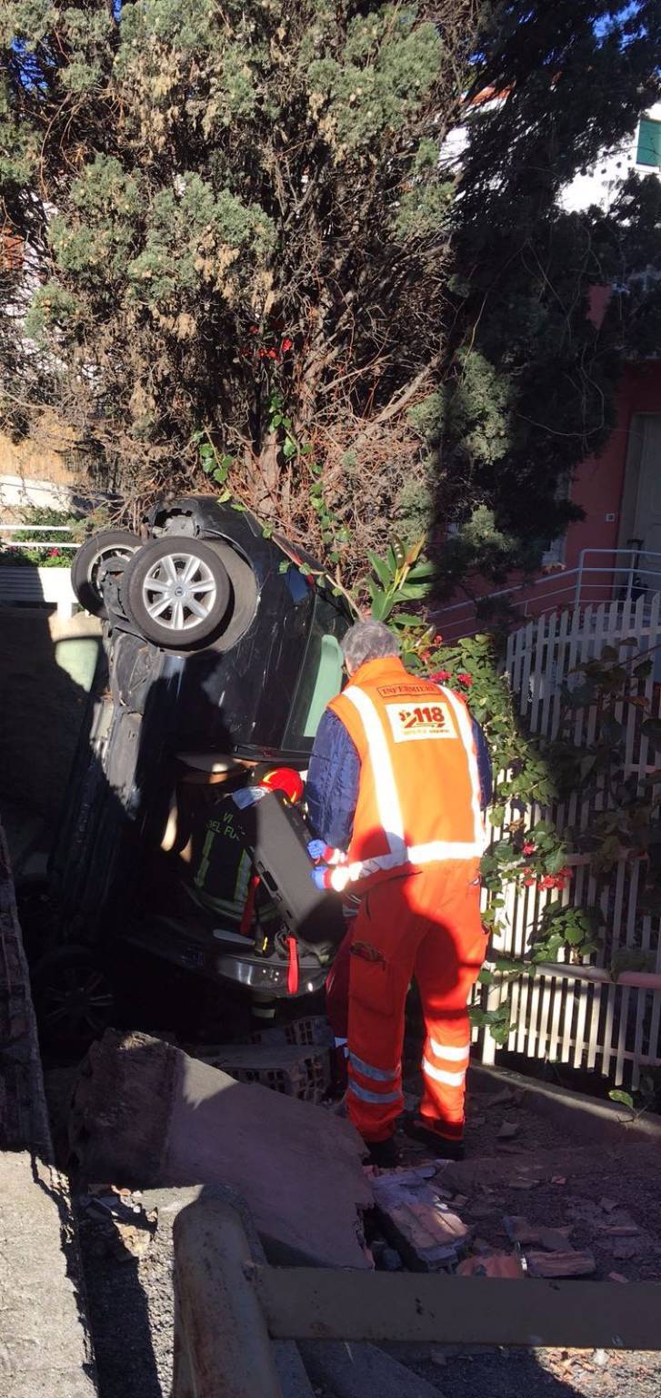 Sanremo, pauroso incidente: auto esce fuori strada e precipita in una fascia