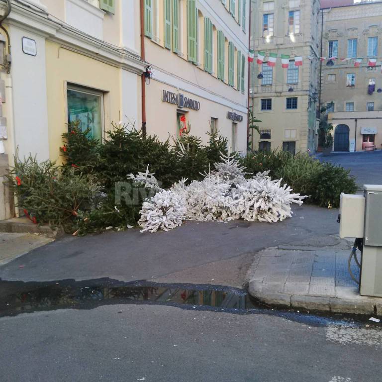 Sporcizia e degrado in piazza Borea d'Olmo