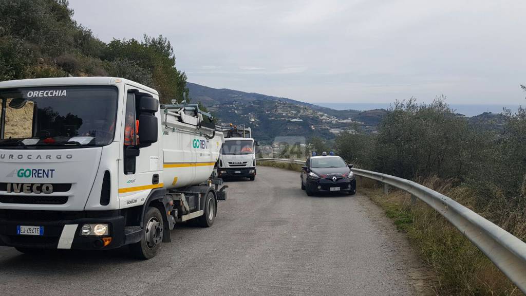 Agricoltore blocca la strada della discarica di Collette Ozotto: "Di qui non si passa, la terra è mia!"