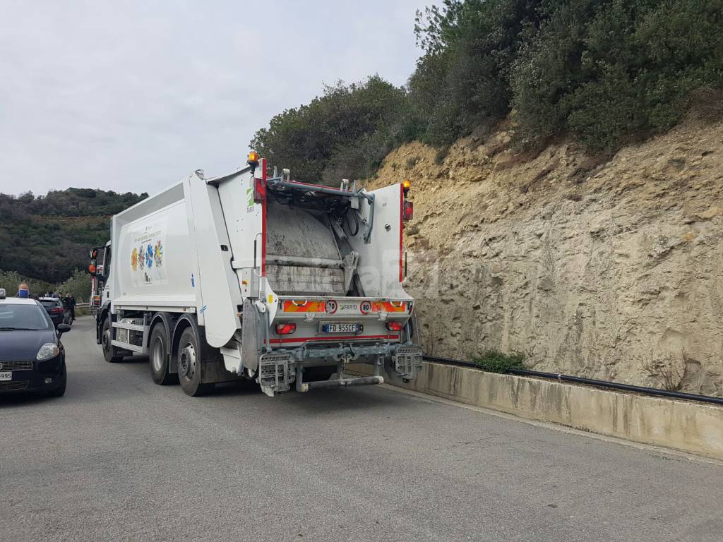 Agricoltore blocca la strada della discarica di Collette Ozotto: "Di qui non si passa, la terra è mia!"