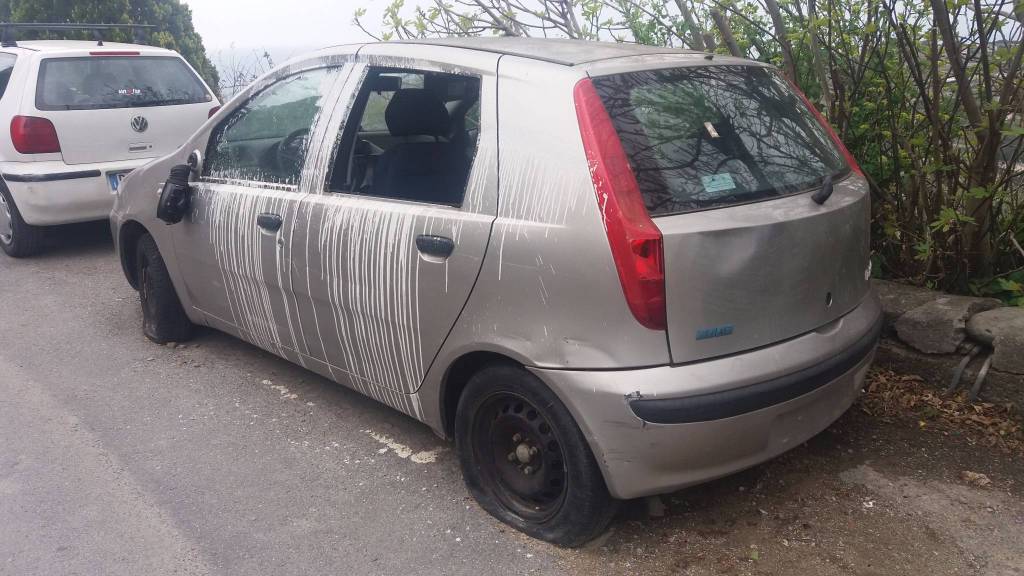 Bussana vecchia rottame di auto 