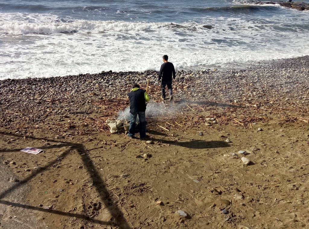 riviera24 - Migranti puliscono spiagge del Prino
