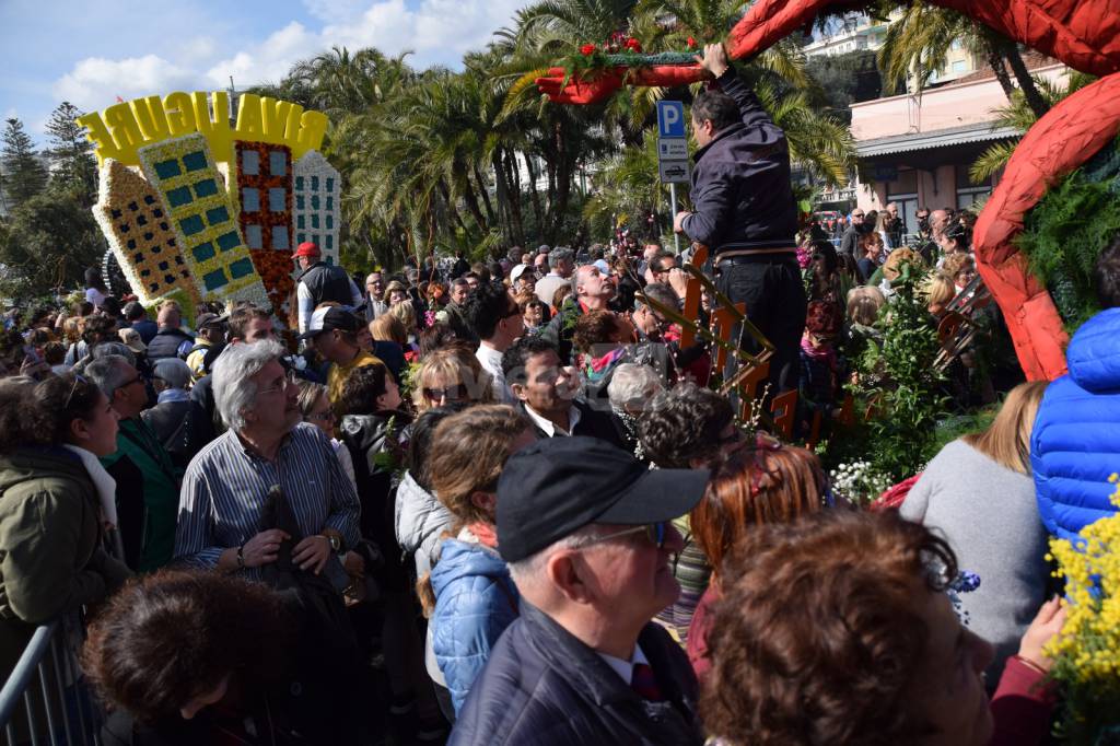 riviera24 - Sanremo in Fiore 2017, l'assalto ai carri fioriti