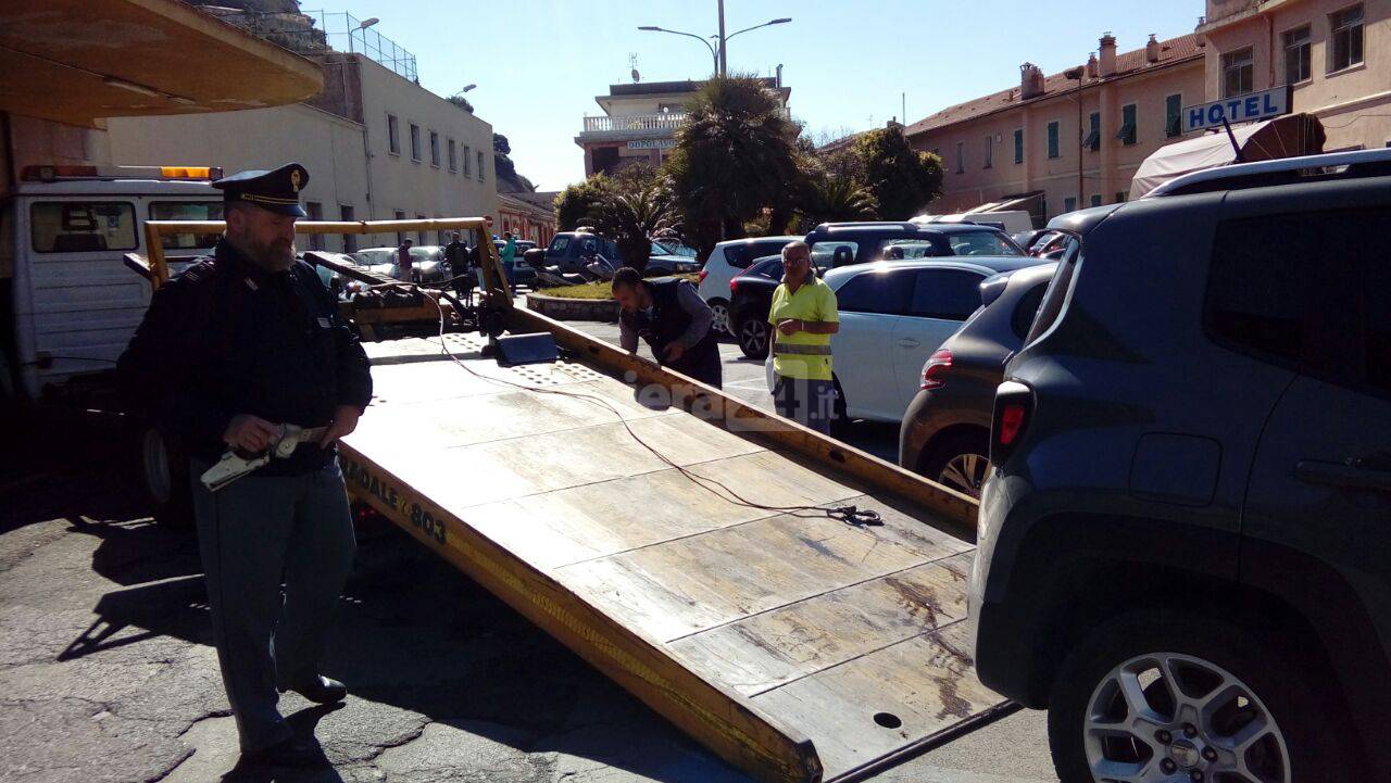 riviera24 - Ventimiglia, rimosse due auto prese a nolo