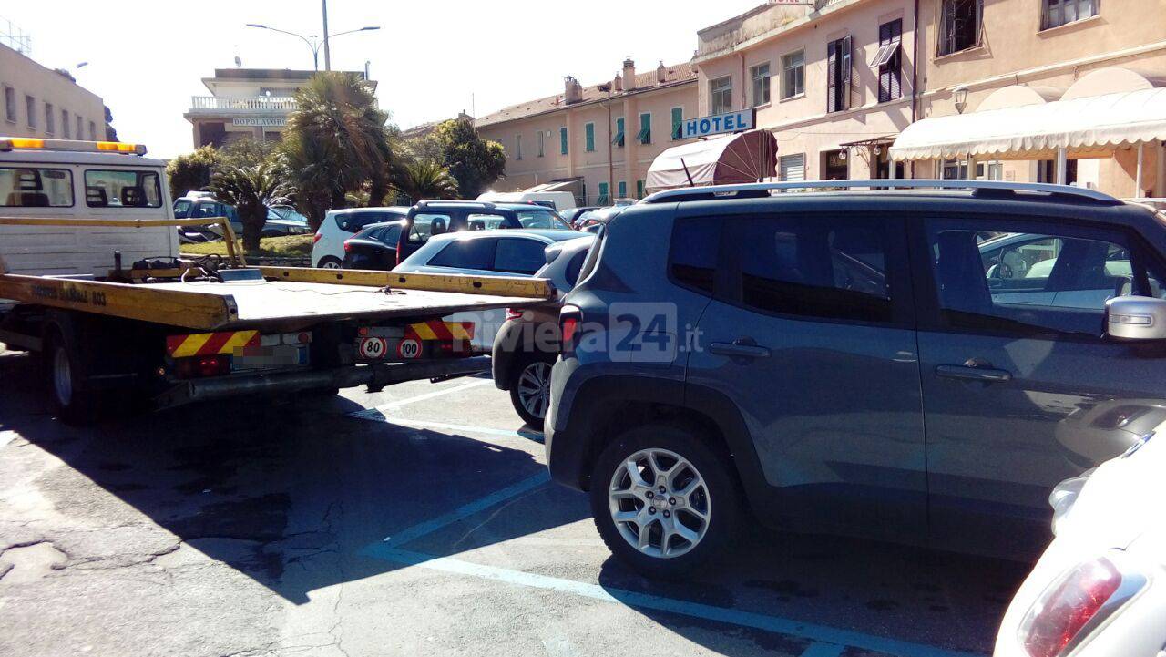 riviera24 - Ventimiglia, rimosse due auto prese a nolo