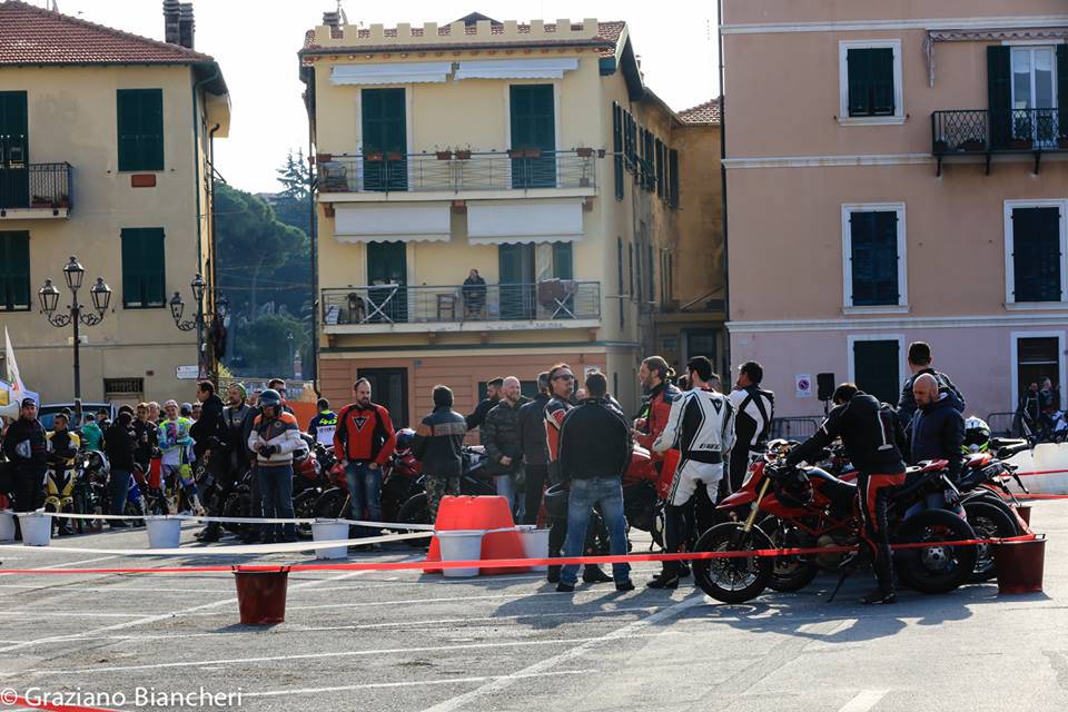 Si corre con i motorini d'antan alla "Marina dei Ravatti" a Ventimiglia