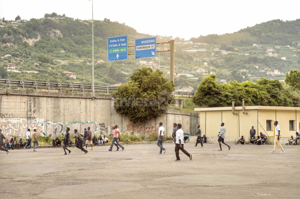 500 migranti a Roverino per la cena distribuita dalle associazioni umanitarie