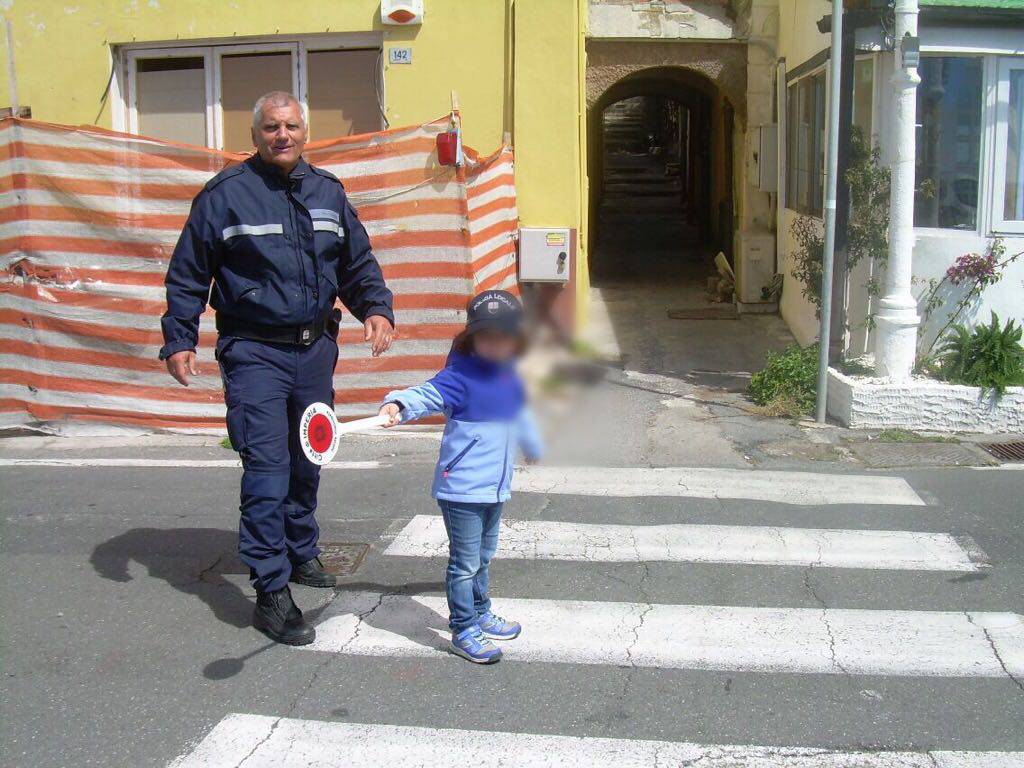 Imperia, i bambini della materna di Borgo Prino a scuola di educazione stradale con la polizia municipale