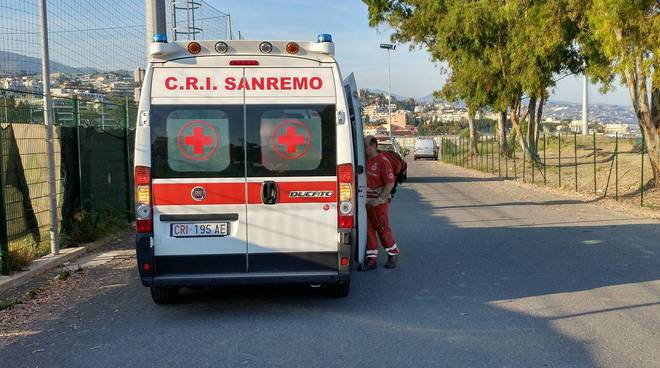 Ventimiglia, chiama i soccorsi perché il figlio è in difficoltà in acqua, poi si sente male: padre finisce in ospedale