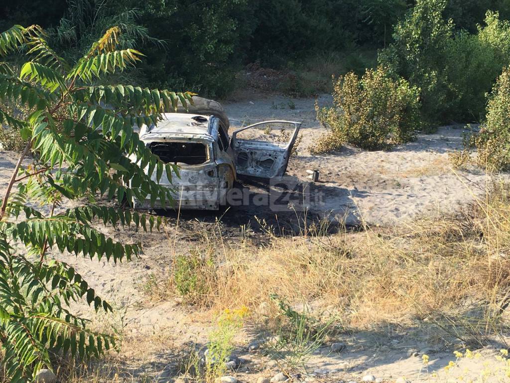 auto a fuoco fiume roja