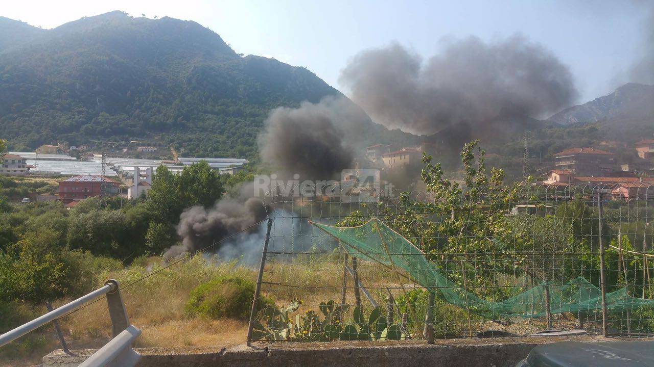 auto a fuoco fiume roja