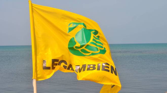 Goletta Verde, bandiera nera di Legambiente a Riva Ligure e ad Arma